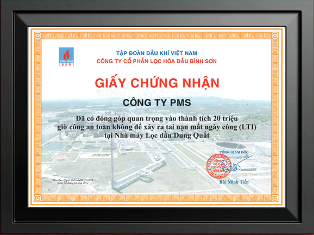 Công ty Lọc Hóa Dầu Bình Sơn tặng Giấy chứng nhận - thành tích đóng góp vào thành tích 20 triệu giờ công an toàn tại nhà máy lọc dầu dung quất